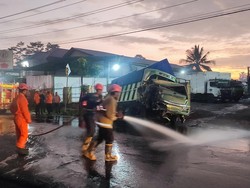 Hiace Vs Truk Adu Banteng di Wonosobo, Sopir Terjepit 2 Jam