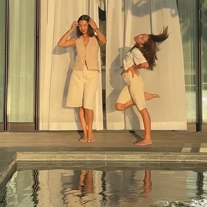 <p>Di usinya yang kini menginjak 12 tahun, Kiyomi disebut semakin mirip dengan Jennifer Bachdim. Bahkan, tak jarang yang menyebutnya bak kembaran sang ibunda, salah satunya oleh netizen dengan akun @lala****, "Twins (kembaran)," tulisnya.(Foto: Instagram @jenniferbachdim dan @kiyomisuebachdim)<br /><br /><br /></p>