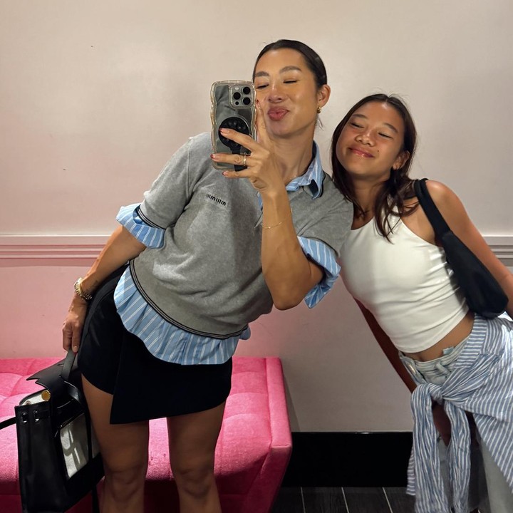 <p>Kekompakan Jennifer dan Kiyomi memang menarik perhatian ya, Bunda. Sehingga, tak heran jika ada pula yang menyebut keduanya seperti bersahabat. "<em>Bestie</em>," tutur @sisca****. (Foto: Instagram @jenniferbachdim dan @kiyomisuebachdim)</p>
