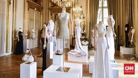Rona Anggun Karya Busana Putri Raja Thailand di Paris Fashion Week