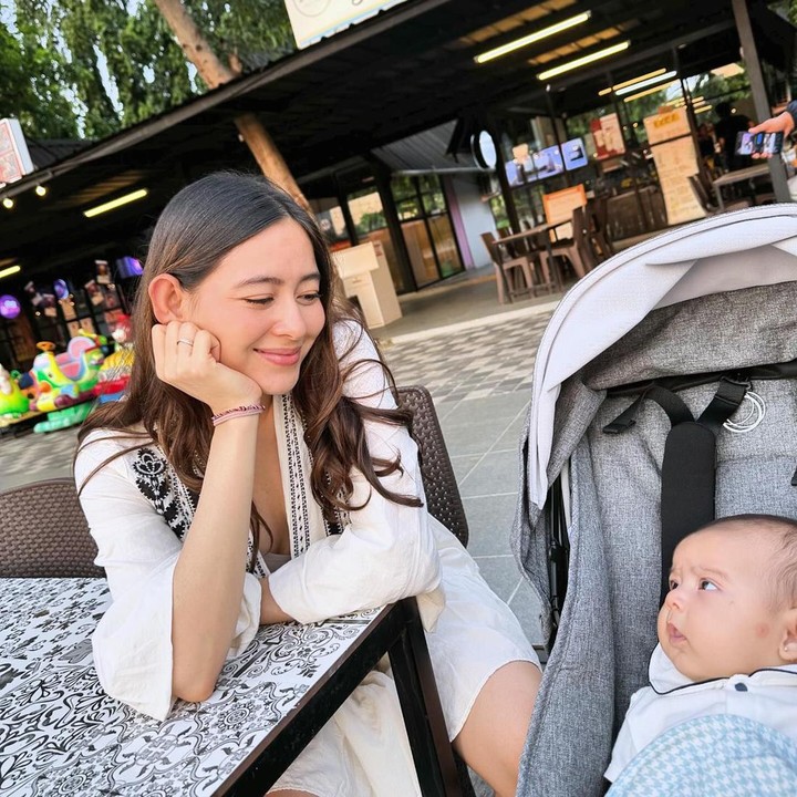 <p>Artis Laura Theux melahirkan anak pertamanya pada 24 April lalu, Bunda. Kini, bayi perempuannya yang diberi nama Wayan Victoria Semesta Brotolaras itu telah berusia lima bulan. (Foto: Instagram @laura_theux)<br /><br /><br /></p>