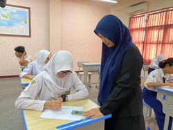 Mahasiswa Surabaya Punya Cara Unik Ajarkan Anak Bahasa Inggris dengan Mudah