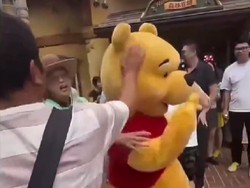 Maskot Winnie the Pooh Dipukul Kepalanya, Tersungkur Setelahnya
