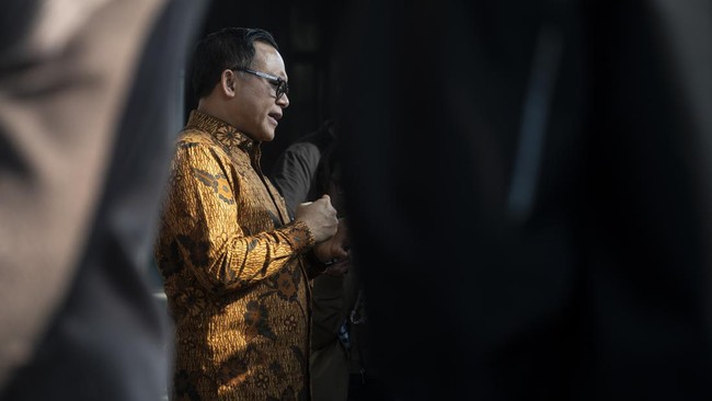 Azwar Anas diperiksa Kejagung dalam kapasitasnya sebagai saksi selaku Kepala Lembaga Kebijakan Pengadaan Barang dan Jasa Pemerintah (LKPP).