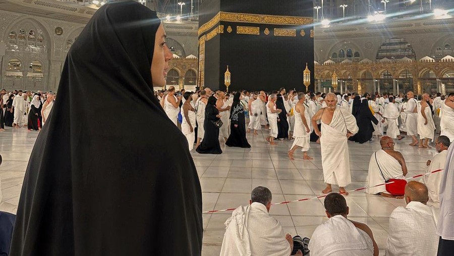 Paula Verhoeven pakai cadar saat umrah