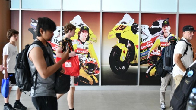 Wisatawan Mancanegara mulai memadati Lombok jelang berlangsungnya MotoGP Pertamina Grand Prix of Indonesia 2024 di Sirkuit Mandalika.