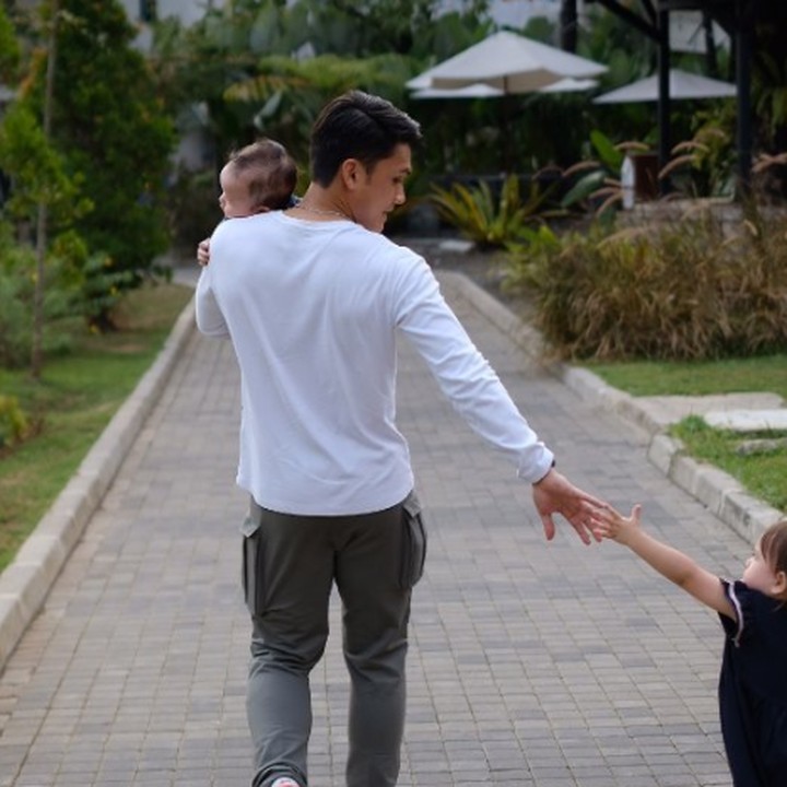 <p>Hal ini turut diungkapkan oleh Chelsey pada laman Instagram-nya. Ia menyebut bahwa Randy adalah Ayah yang luar biasa untuk anak perempuannya. (Foto: Instagram: @cfrank3030)</p>