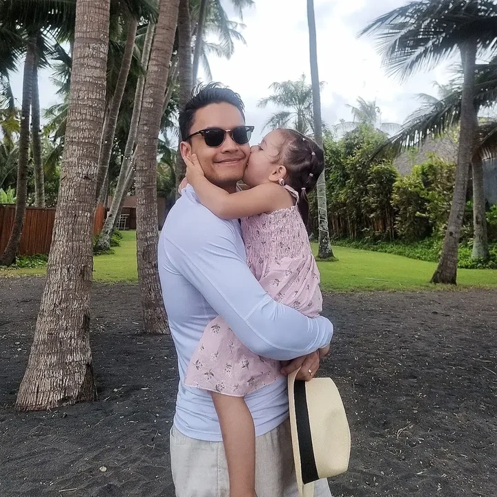 <p>Sejak kecil, Blair terlihat sangat dekat dengan sang Ayah. Randy pun selalu memberikan perhatian penuh kepada Si Kecil meski memiliki pekerjaan yang sangat padat. (Foto: Instagram: @randpunk)</p>