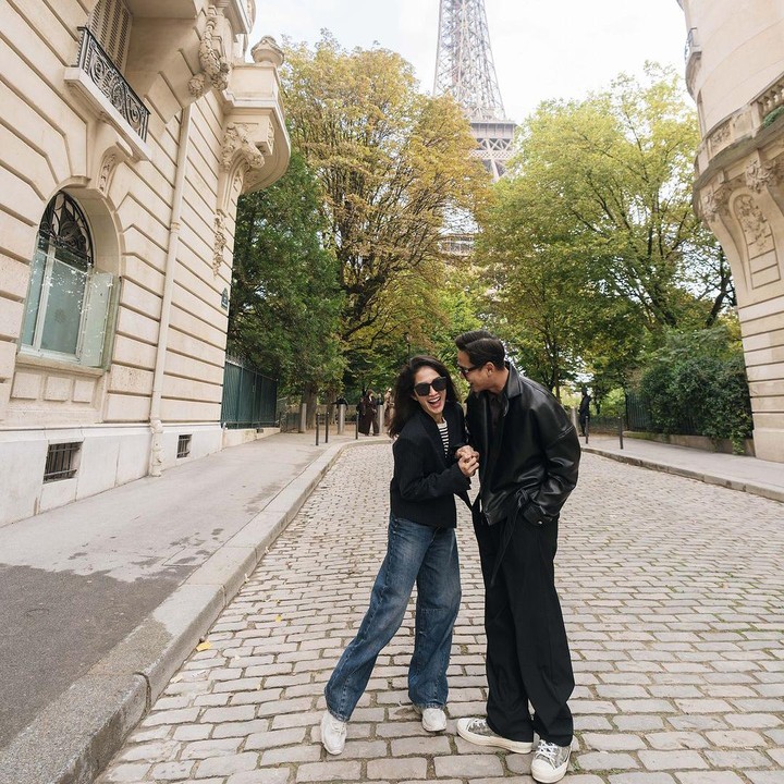 <p>Ussy terlihat cantik dengan tampilan santai mengenakan blazer hitam dan celana jeans. Sementara itu, Andhika tampil gagah dengan blazer kulit hitam dan celana bahan warna senada. (Foto: Instagram: @ussypratama)</p>