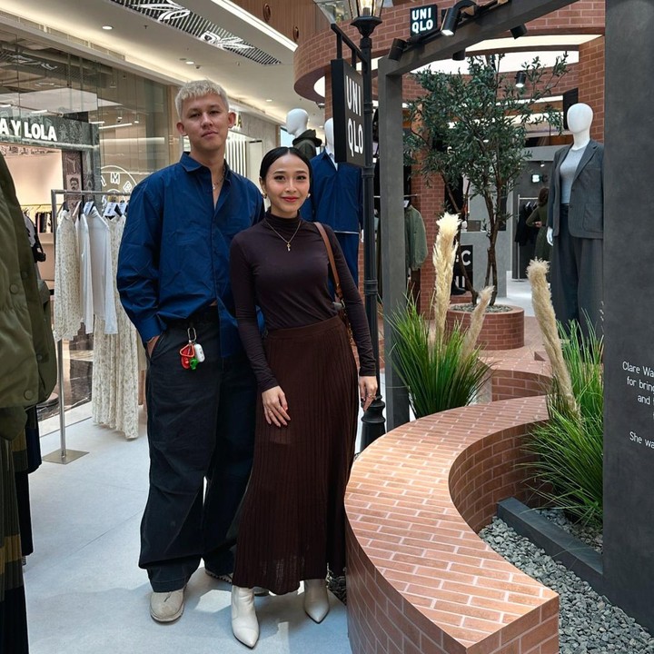 <p>Rinni dan Jevin juga membuat grup musik elektronik bernama <em>Soundwave.</em> Grup ini terbentuk pada tahun 2015 saat keduanya mengikuti kompetisi musik <em>The Remix</em> dan aktif hingga saat ini. (Foto: Instagram @rinni_w)<br /><br /><br /></p>