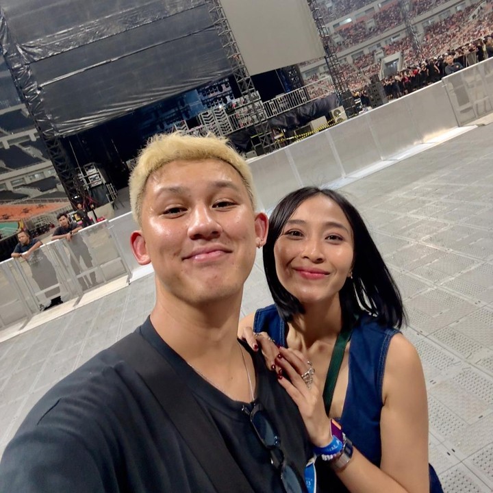 <p>Seperti pasangan selebriti pada umumnya, Rinni cukup sering membagikan momen manis dan mesra bersama sang suami. Misalnya saja ketika mereka menghadiri konser Bruno Mars beberapa waktu lalu. Dalam postingan ini, Rinni dan Jevin terlihat seru-seruan bersama, bahkan ada momen ketika Jevin menggendong Rinni agar dapat melihat sang musisi di atas panggung. (Foto: Instagram @rinni_w)<br /><br /><br /></p>