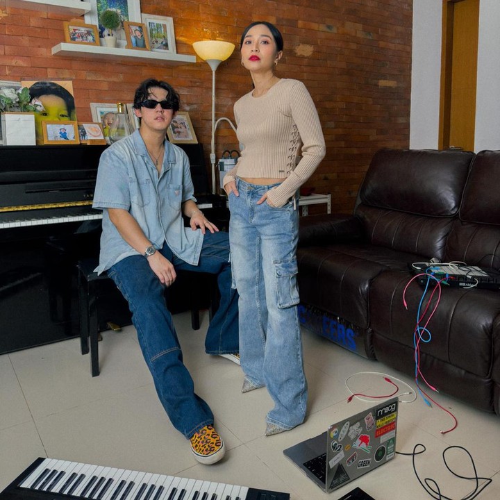 <p>Rinni dan Jevin sama-sama terjun di dunia musik, Bunda. Perempuan berusia 34 tahun ini mengawali kariernya sebagai penyanyi, didampingi oleh Jevin yang merupakan seorang <em>music composer.</em> (Foto: Instagram @rinni_w)<br /><br /><br /></p>