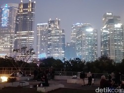 Memandang City Light Gedung-gedung Jakarta dari GBK
