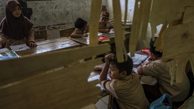 Orang tua siswa SD Yayasan Abdi Sukma Medan melaporkan guru ke polisi usai anaknya dihukum lantaran menunggak SPP.