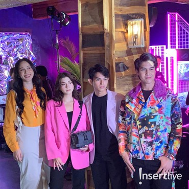 Gaya Unik dan Baju Penuh Warna El Rumi di Acara Fashion Disorot