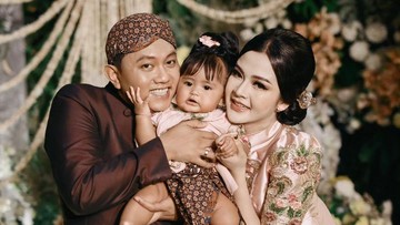 7 Potret Tedak Siten Anak Bella Bonita dan Denny Caknan, Mainan yang Diambil Curi Perhatian