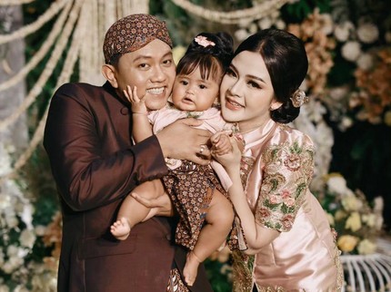 7 Potret Tedak Siten Anak Bella Bonita & Denny Caknan, Mainan yang Diambil Curi Perhatian