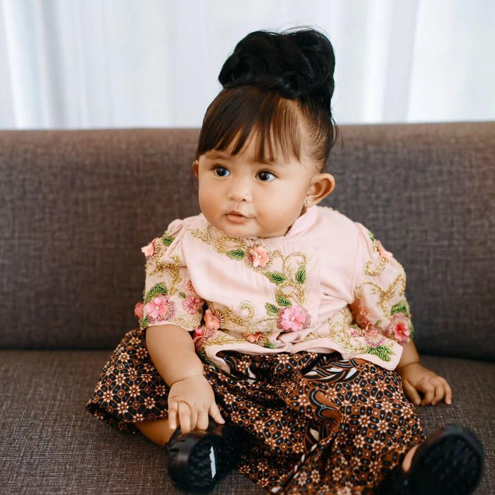 <p>Momen ini pun dibagikan langsung oleh Denny pada laman Instagram-nya. Pada unggahan tersebut, Cunda terlihat sangat menggemaskan memakai kebaya warna merah muda dan kain batik cokelat. Tidak hanya itu, Cunda turut menarik perhatian netizen karena menyanggul rambutnya. (Foto: Instagram: @denny_caknan)</p>