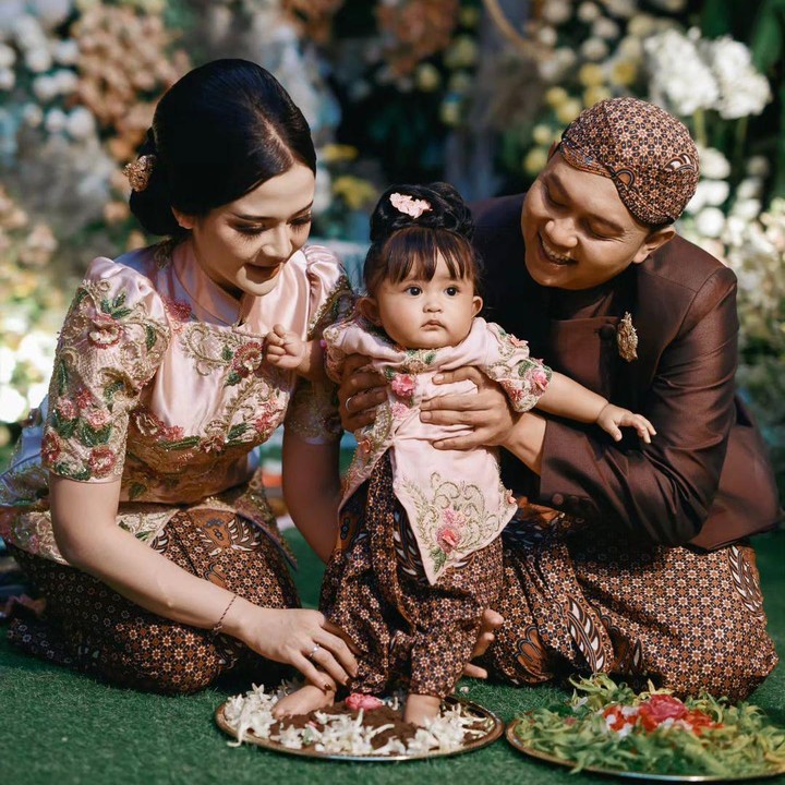 <p>Rangkaian Tedak Siten lainnya adalah kurungan dan memilih mainan yang kelak menjadi cita-cita Si Kecil ketika dewasa. Denny mengatakan bahwa Cunda memilih mikrofon, lho. (Foto: Instagram: @denny_caknan)</p>
