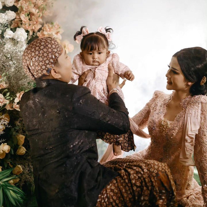 <p>Tedak Siten sendiri berarti turun tanah. Ini merupakan rangkaian upacara adat Jawa yang diselenggarakan pada saat pertama kali seorang anak belajar menginjakkan kaki ke tanah. (Foto: Instagram: @denny_caknan)</p>