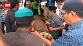 VIDEO: 2 Polisi di Jambi Aniaya Tahanan Hingga Tewas