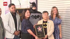 VIDEO: Batman, Superhero Pertama Terima Hollywood Walk of Fame