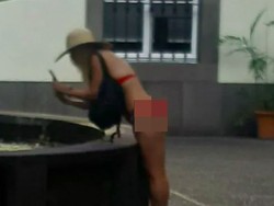 Terlalu Asyik, Turis Pakai Bikini Merah Tak Sadar Masuk ke Kantor Pemerintah