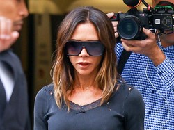 Victoria Beckham Pakai Baju Bolong-bolong di Paris, Tetap Stylish