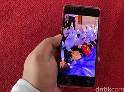 Tak Punya Gedung, Pelajar SMPN 60 Belajar Lesehan Beralas Terpal
