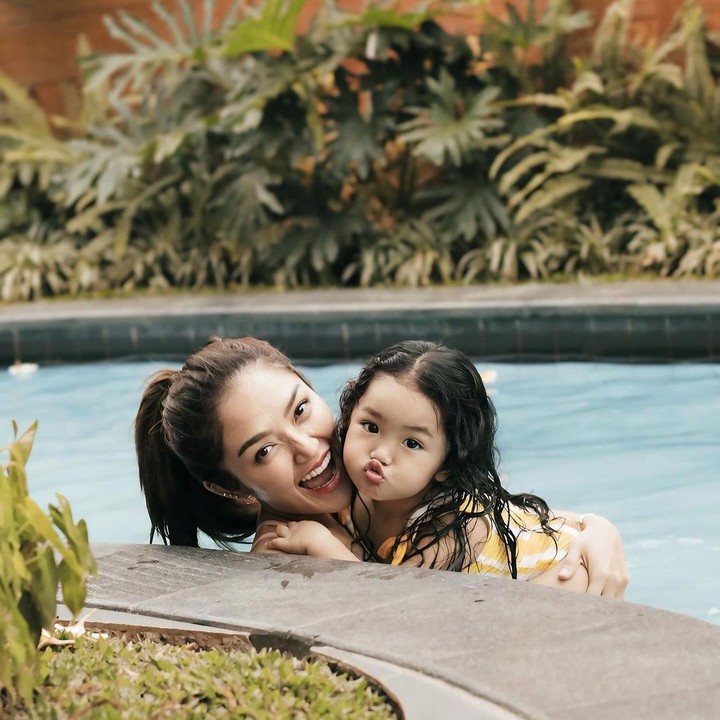 <p>Potret-potret Xarena yang Bubun rangkum berikut ini memang sangat menggemaskan ya, Bunda. Bahkan di salah satu kolom komentar postingan, ada netizen yang berharap bisa memiliki anak sepertinya, nih. "Pingin punya 1," kata akun @_nisa****.(Foto: Instagram @sitibadriahh)</p>
