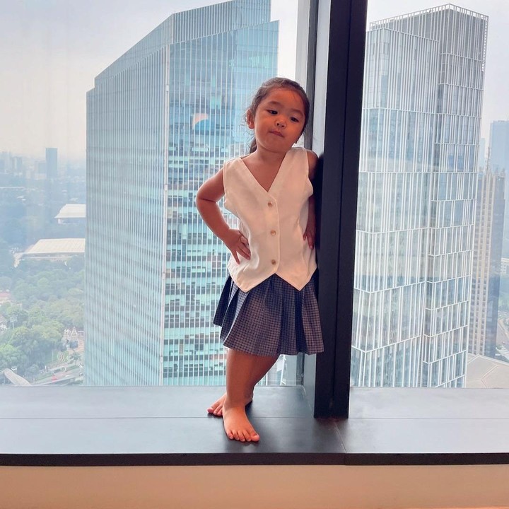 <p>Siti Badriah dan suami juga sering membagikan beragam momen Xarena di akun Instagram masing-masing. Hal ini membuat netizen semakin menunggu-nunggu perkembangan terbaru Xarena. (Foto: Instagram @sitibadriahh)<br /><br /><br /></p>