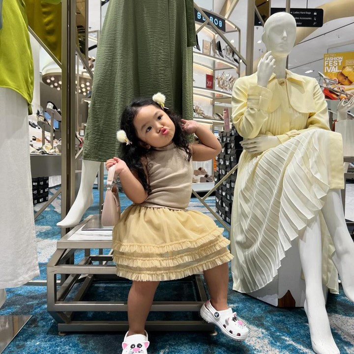 <p>Potret-potret yang diunggah juga menggemaskan, Bunda. Ada potret saat ia menirukan manekin, hingga makan sambil tertidur. (Foto: Instagram @sitibadriahh)<br /><br /><br /></p>
