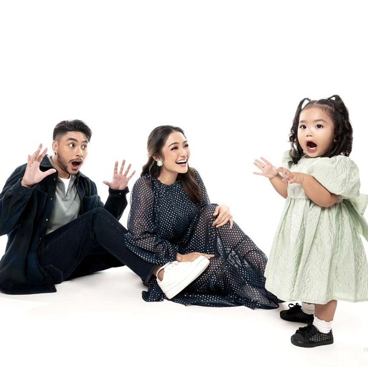 <p>Menikah dengan Krisjiana Baharudin, Siti Badriah melahirkan seorang anak perempuan bernama Xarena Zenata Denallie Baharudin pada 18 Maret 2022, Bunda. (Foto: Instagram @sitibadriahh/@riomotret)<br /><br /><br /></p>