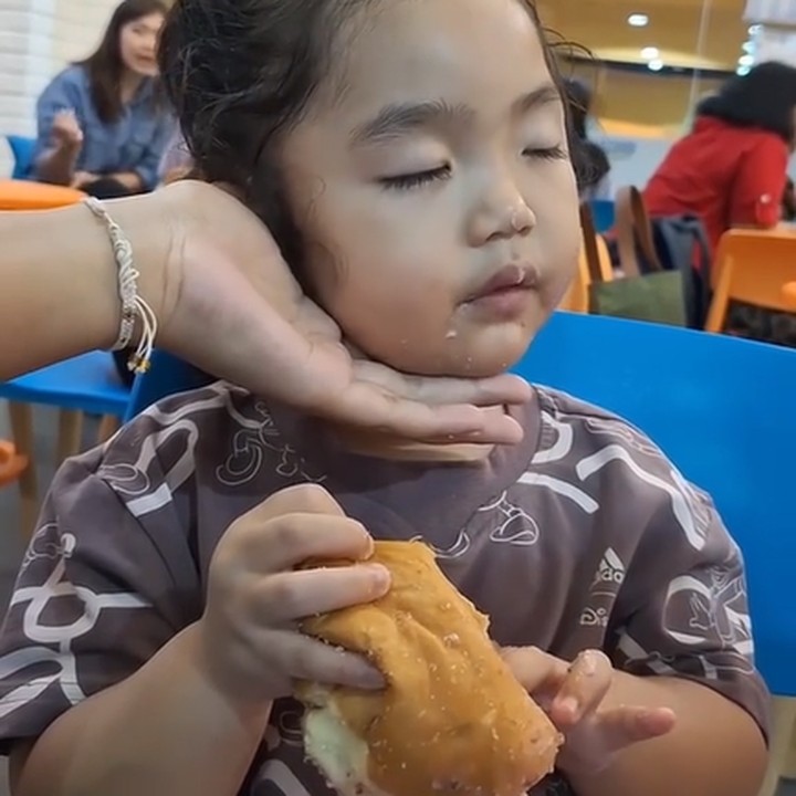 <p>Berikut ini momen ketika ia makan sambil tertidur. Tampaknya Xarena tak bisa menahan kantuk di tengah-tengah mengunyah makanan, nih. (Foto: TikTok @krissiti911)<br /><br /><br /></p>