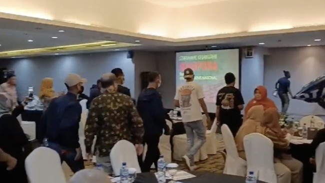 Polisi kembali menangkap satu orang berinisial MR mengenai tindakan pembubaran aktivitas obrolan Forum Tanah Air (FTA) di Hotel Grand Kemang.