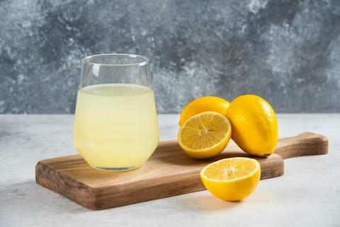 perasan lemon segar dan air hangat mungkin tampak biasa, namun minuman ini sudah lama dikenal sebagai salah satu cara alami yang efektif untuk membantu melancarkan buang air besar.