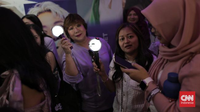 Lightstick BTS bekas dijual hingga enam kali lipat dari harga aslinya menjelang konser comeback grup itu akhir pekan ini.