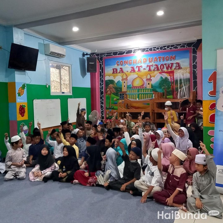 <p>Anak-anak ini merupakan pelajar di Rumah Tahfiz TPQ At-Taqwa Kebayoran binaan berbuatbaik.id, <em>platform</em> penggalangan dana <em>(fundraising)</em> yang digagas oleh CTARSA. Mereka yang berusia 5-7 tahun serta berada di kelas satu dan memiliki tinggi badan 130 cm terpilih menjadi Pendamping Garuda dalam pertandingan yang digelar pada Jumat (27/9/2024) di Stadion Madya, Jakarta Pusat. (Foto: Annisa Mutiara/HaiBunda)</p>