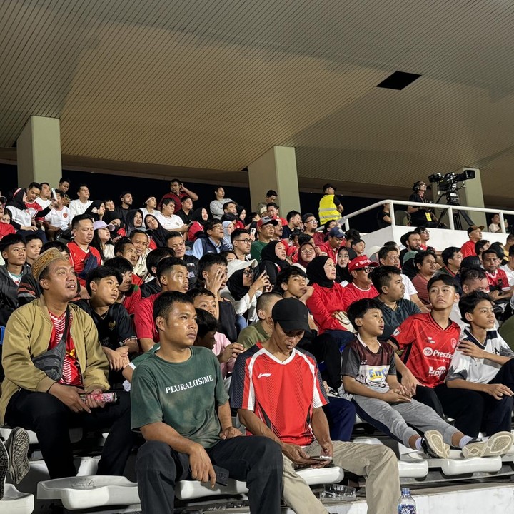 <p>Dalam pertandingan Timnas U-20 Indonesia melawan Timor Leste, hadir pula 30 anak-anak duafa dari Pondok Pesantren Asshidiqiyah Kebayoran dan komunitas ojek <em>online</em> yang mendapatkan kesempatan untuk menyaksikan turnamen tersebut dari tribun. (Foto: Dokumentasi Tim berbuatbaik.id)</p>