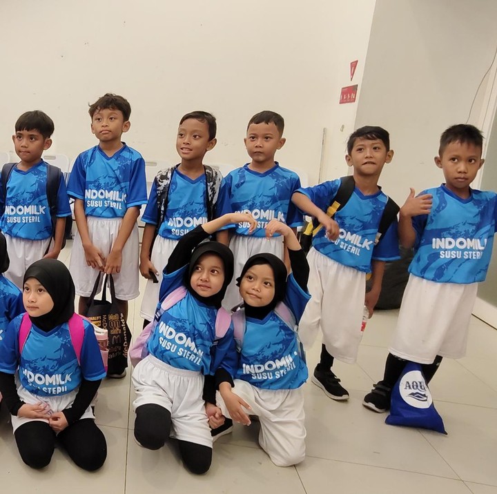 <p>Keceriaan terpampang di puluhan wajah anak-anak penghafal Al-Qur'an yang terpilih menjadi <em>escort</em> untuk mendampingi pemain Timnas U-20 Indonesia dan Timor Leste di ajang Kualifikasi Piala Asia U-20. (Foto: Dokumentasi Tim berbuatbaik.id)</p>