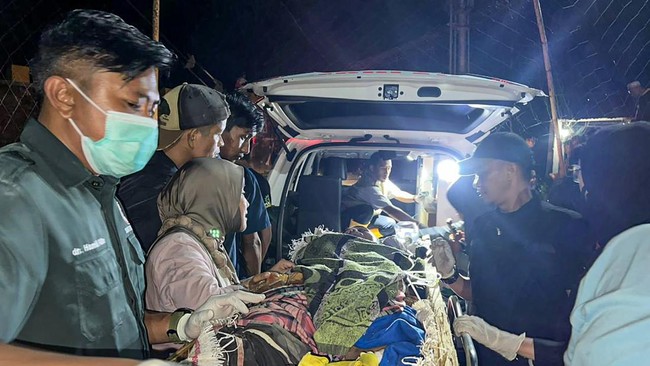 Tim SAR telah mengevakuasi total 25 korban tanah longsor di tambang emas terlarangan Solok, Sumbar. Sebanyak 13 di antaranya meninggal dunia.