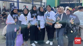 Fan Tetap Antusias Tonton Sheila on 7 di Bandung Meski Pindah Tempat