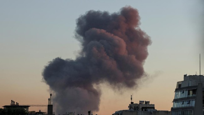 Israel serang markas besar Hizbullah di Lebanon, targetkan bunuh Sekjen Hassan Nasrallah.
