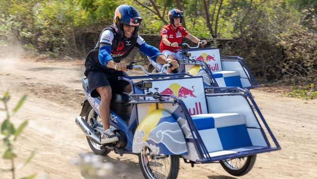 Dua bintang MotoGP Jorge Martin dan Pedro Acosta terlibat dalam balapan bentor atau becak motor jelang MotoGP Mandalika Pertamina Grand Prix 2024.