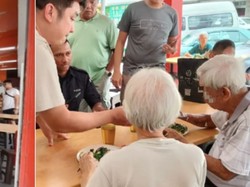 Kedai Nasi Ditabrak Mobil Lansia, Pemiliknya Malah Traktir Makan