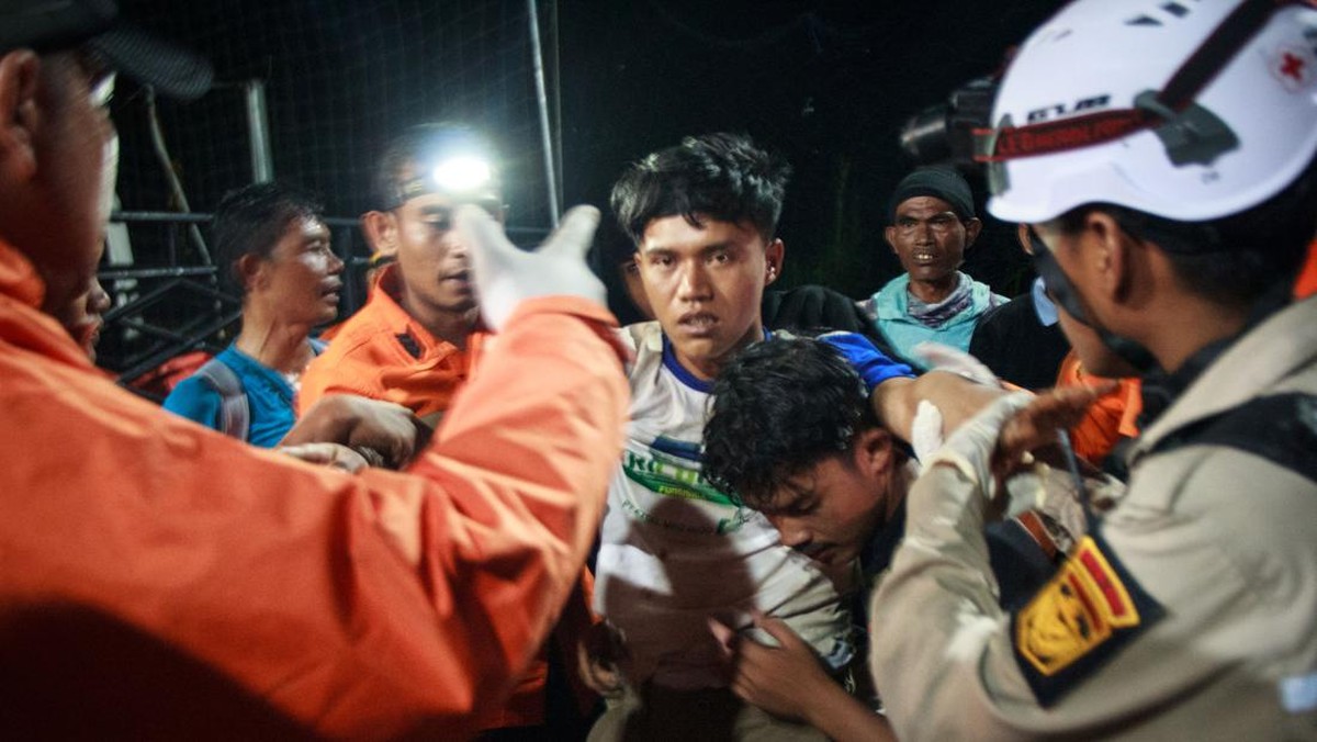 FOTO: Longsor Tambang Ilegal di Solok Tewaskan 12 Orang
