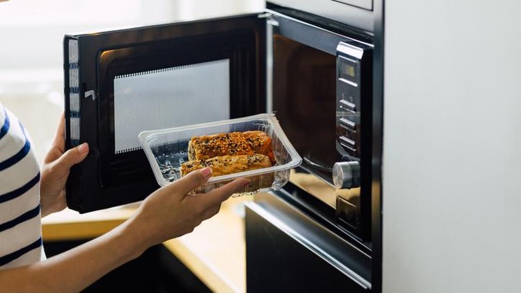kesalahan yang kerap dilakukan saat menggunakan microwave