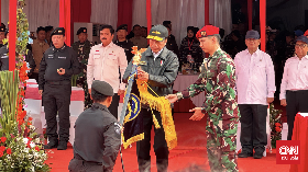 Jokowi Terima Brevet Hiu Kencana TNI AL di Atas KRI dr Radjiman