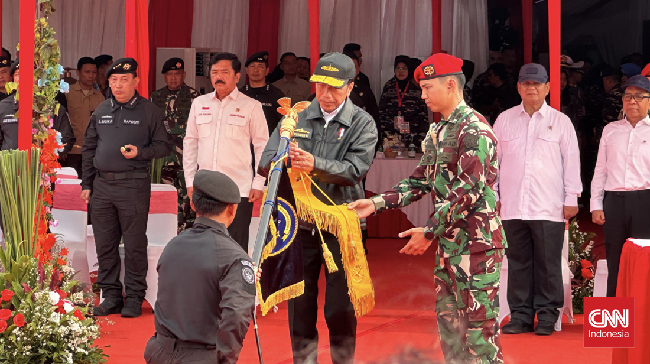Brevet Hiu Kencana ini merupakan lambang kehormatan satuan kapal selam TNI Angkatan Laut. Sejumlah tokoh sebelumnya sudah menerima brevet ini.