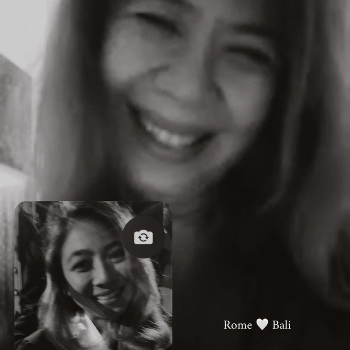<p>Meski tak bisa menemani Nadia menghadiri perayaan wisudanya, sang Bunda turut mendukungnya dengan memberikan semangat lewat <em>video call.</em> Tangkapan layar saat <em>video call</em> bersama sang Bunda juga diselipkan Nadia pada unggahannya itu. (Foto: Instagram@thenadiavega)</p>